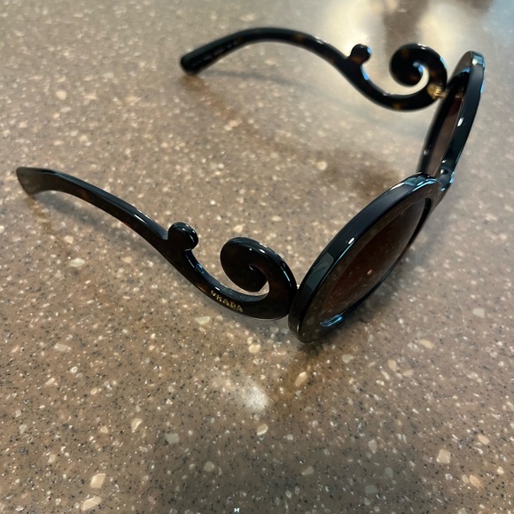 Prada Black Oval Sunglasses vintage main image 9